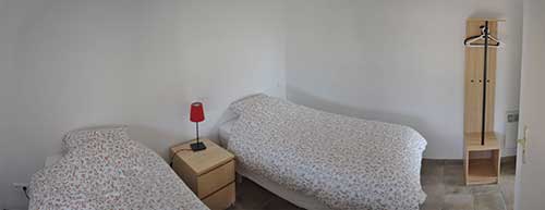schlafzimmer mit zwei einzelbetten